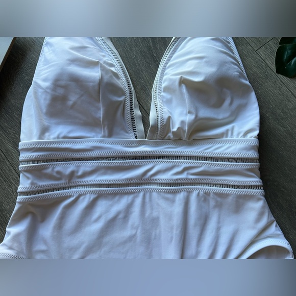 Gottex Finesse Halter One Piece Swimsuit in White. Size 10 - Picture 8 of 14
